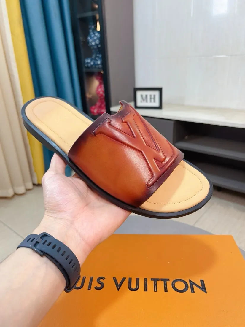Men's men's shoes 💰360🌸🌸LV medium men's spring and summer slippers counter synchronization. The uppers are imported from Italy with open edge beads and color-changing logo graphics. High-quality craftsmanship. Soles: Original soles specially provided by the original factory. Exclusive molded soles are super comfortable. Original factory single goods. 🔍🔍High quality. You can enter and exit the counter at will. Welcome to compare. Size 38-45